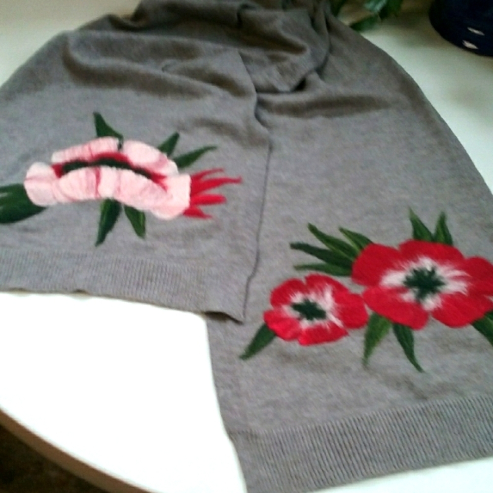 Beautiful scarf with felted flowers